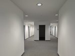 Blick in den Flurbereich der Mietfläche mit innenliegendem kleinen Lagerraum