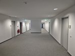 Flurbereich mit Blick Richtung Ein- und Ausgang der Büroeinheit